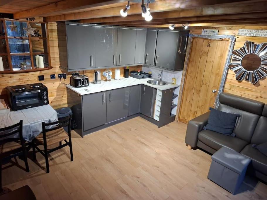 Cosy Cornish Cabin เซนต์ออสเทลล์ ภายนอก รูปภาพ